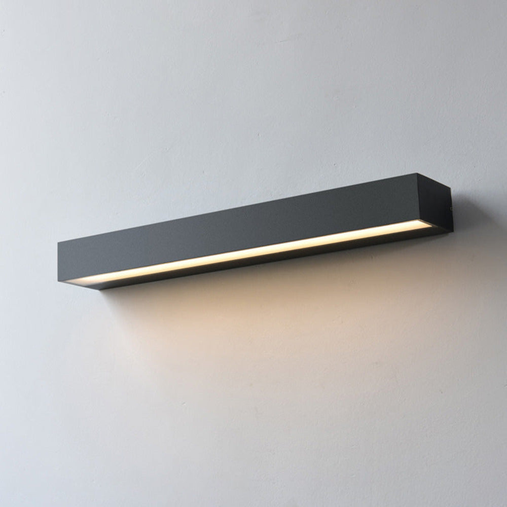 Applique murale LED de façade, vue d'en bas. Design moderne et étanche IP65 pour un éclairage puissant.