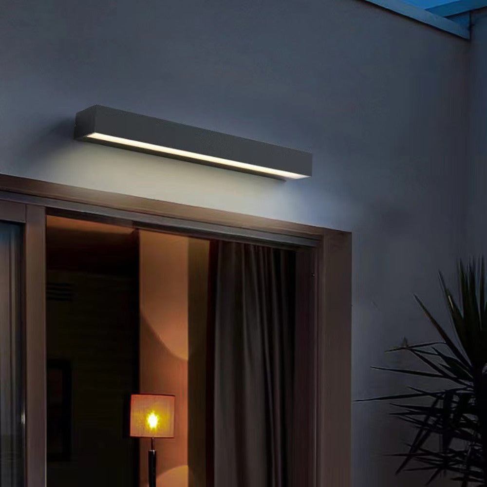 Luminaire LED extérieur moderne et étanche IP65. Design élégant pour terrasse et façade, économie d'énergie.
