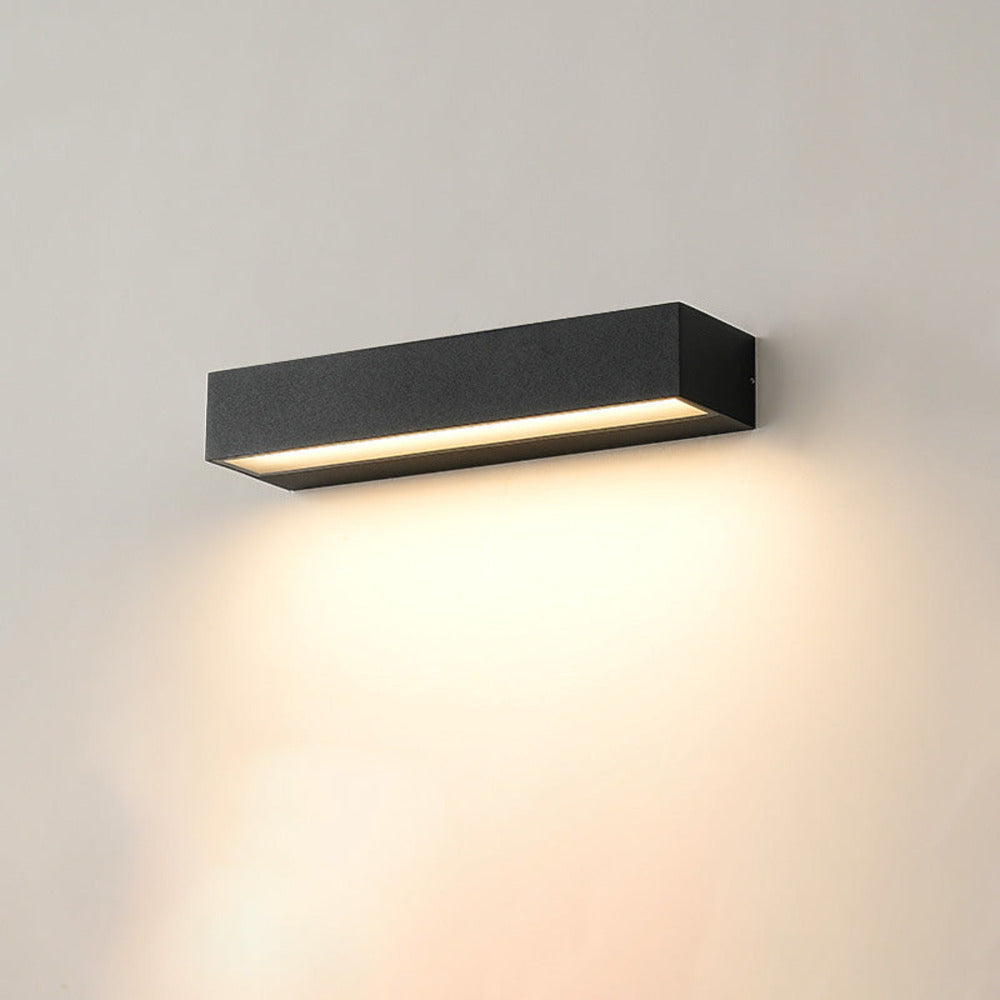Applique murale LED polyvalente, étanche. Pour façade, jardin, terrasse. Design moderne et lumière efficace.
