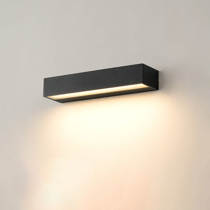 Applique murale LED polyvalente, étanche. Pour façade, jardin, terrasse. Design moderne et lumière efficace.