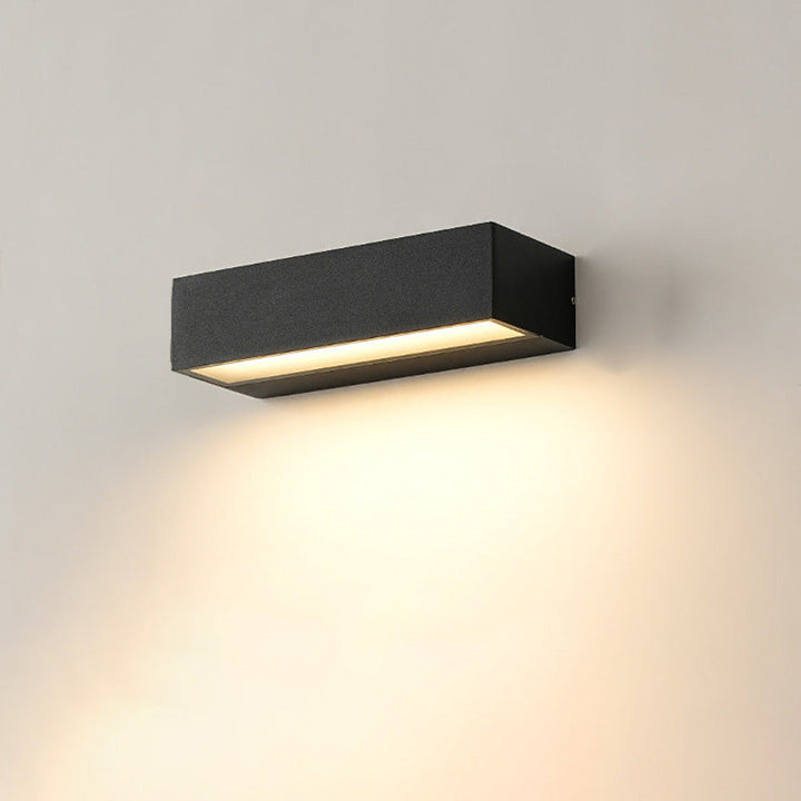 Applique murale LED IP65, étanche et moderne. Idéale pour un éclairage de jardin, terrasse ou allée.