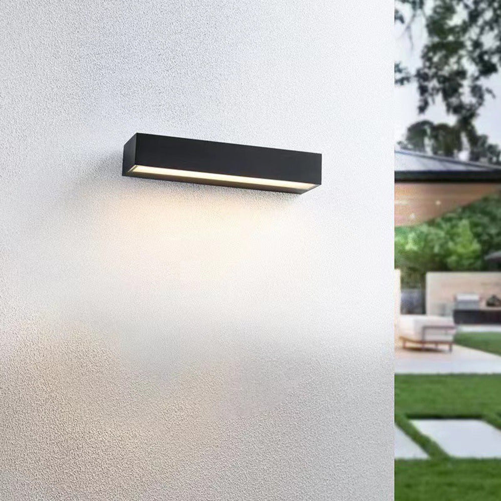 Détail de l'applique murale LED étanche moderne. Matériaux robustes, parfait pour éclairage extérieur et façade.