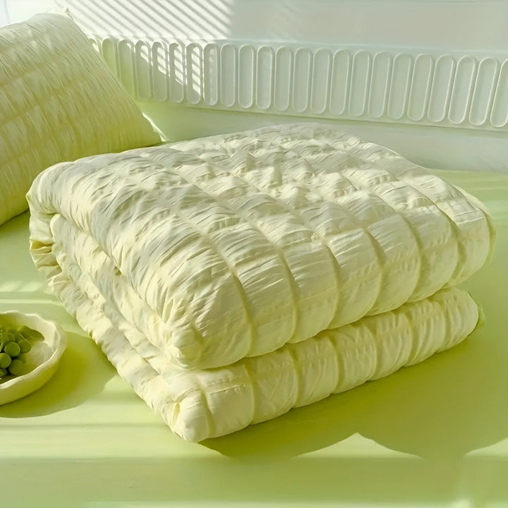 Joli jeté de lit en polyester doux, idéal pour la décoration de chambre. Léger et frais pour l'été.