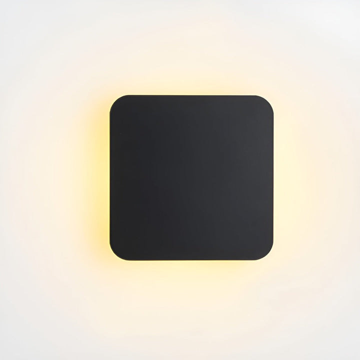 Applique murale LED extérieure en aluminium au design moderne. Étanche IP65, diffuse une lumière chaude pour votre jardin.