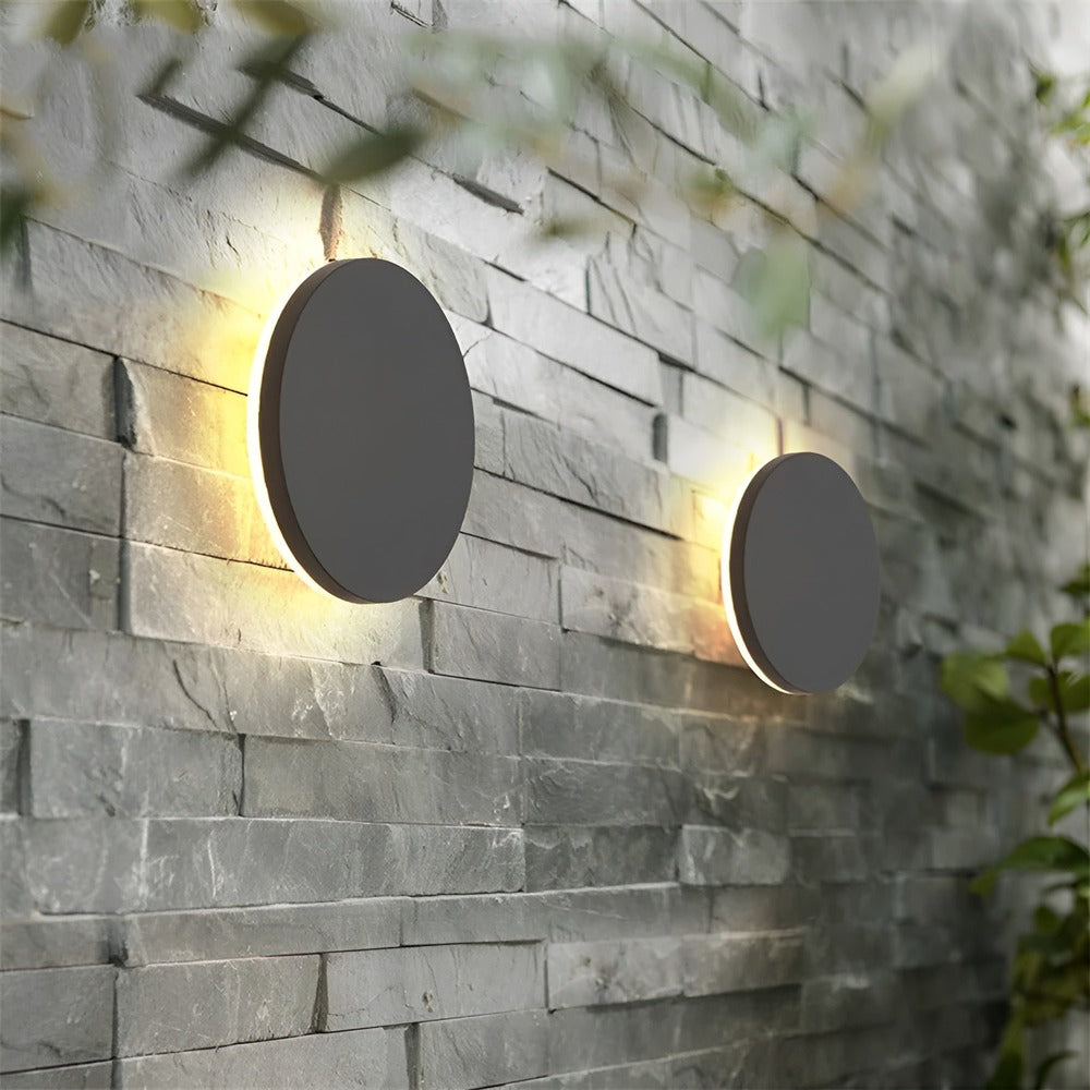 Applique murale LED extérieure design moderne en aluminium, éclairage chaud pour façade, jardin et terrasse.