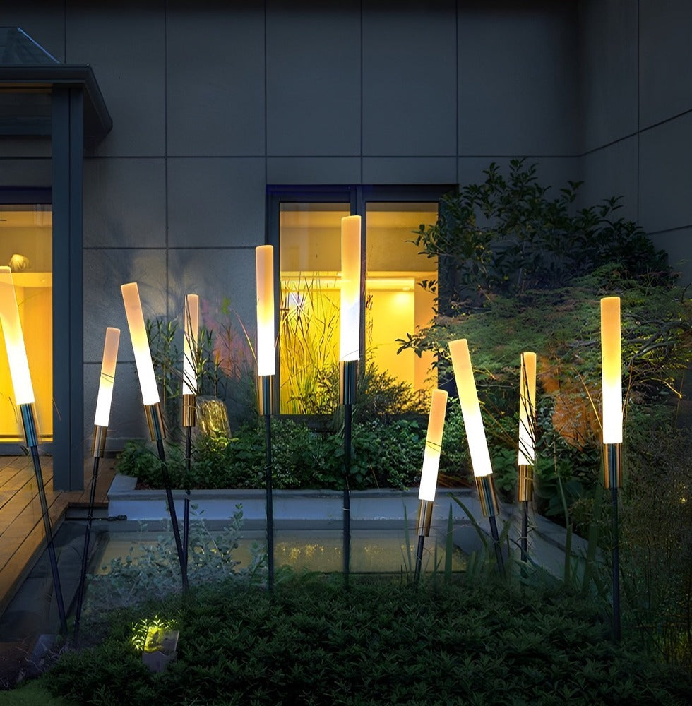 Lampe solaire extérieure LED, moderne et étanche, idéale pour baliser jardin et allée.
