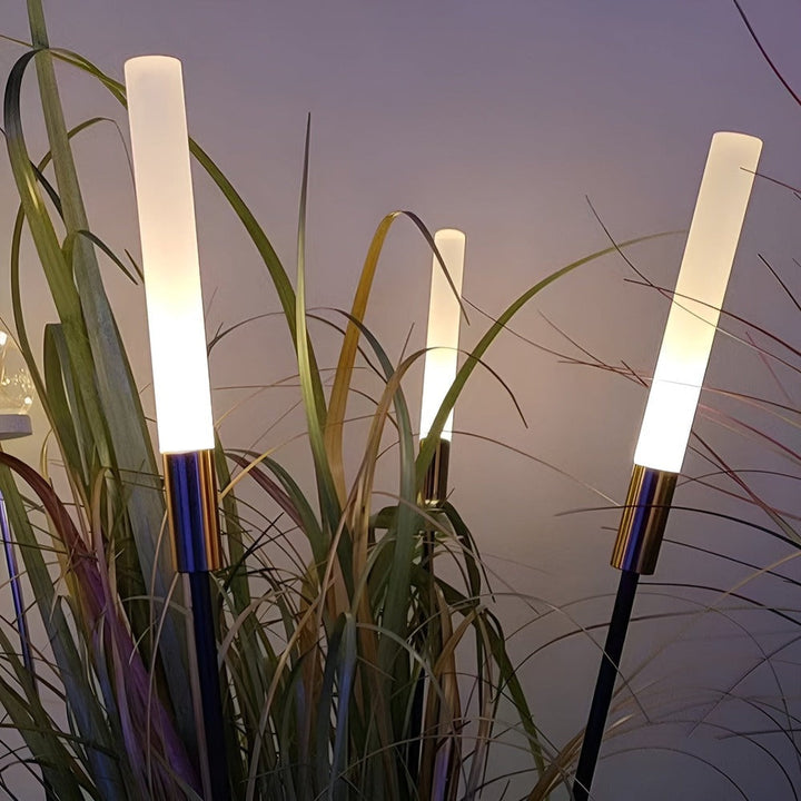 Décoration jardin: lampe solaire moderne, éclairage extérieur LED étanche, balisage design.
