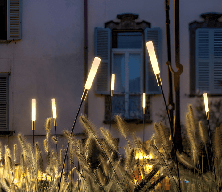 Lampe solaire LED extérieure, moderne et étanche IP65, parfaite pour jardin et allée.