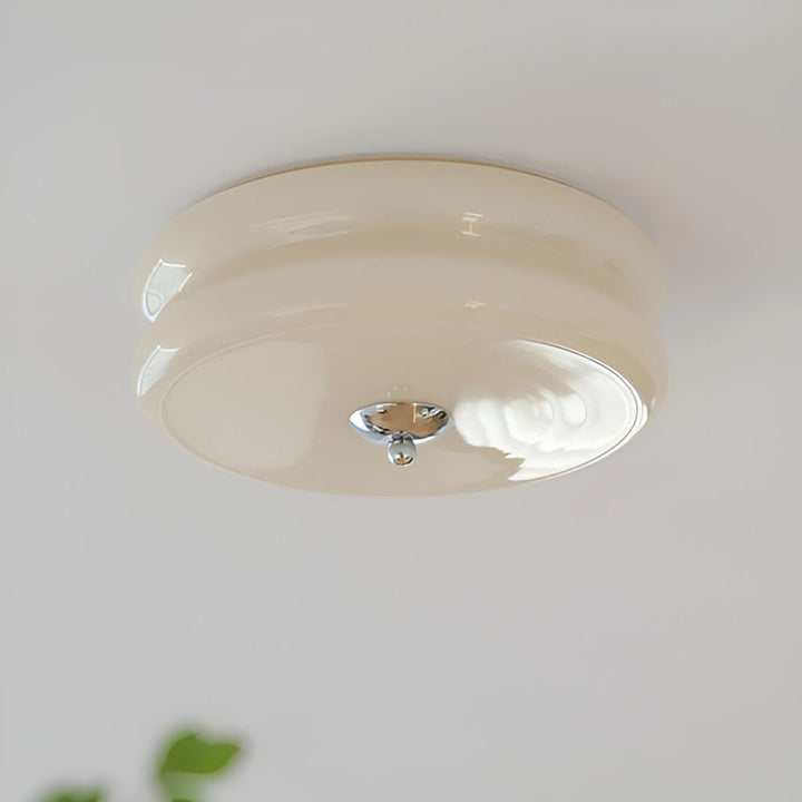Plafonnier LED rond élégant, verre crème, ambiance Bauhaus, lumière chaleureuse et douce.
