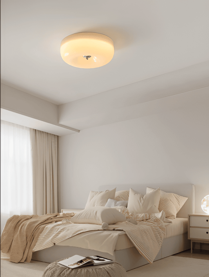 Plafonnier LED Bauhaus rond crème, un luminaire moderne pour un éclairage doux et stylé.