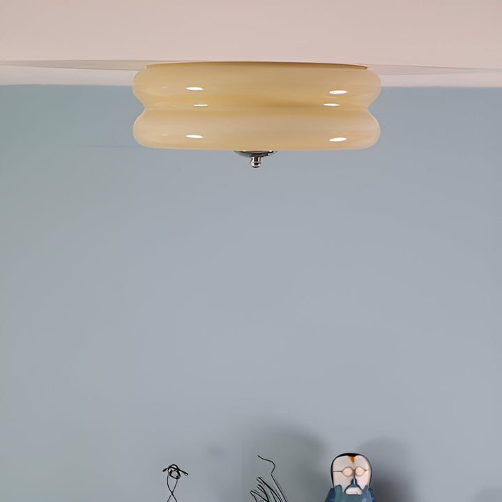 Luminaire LED design Bauhaus, plafonnier rond en verre crème, lumière chaude et accueillante.
