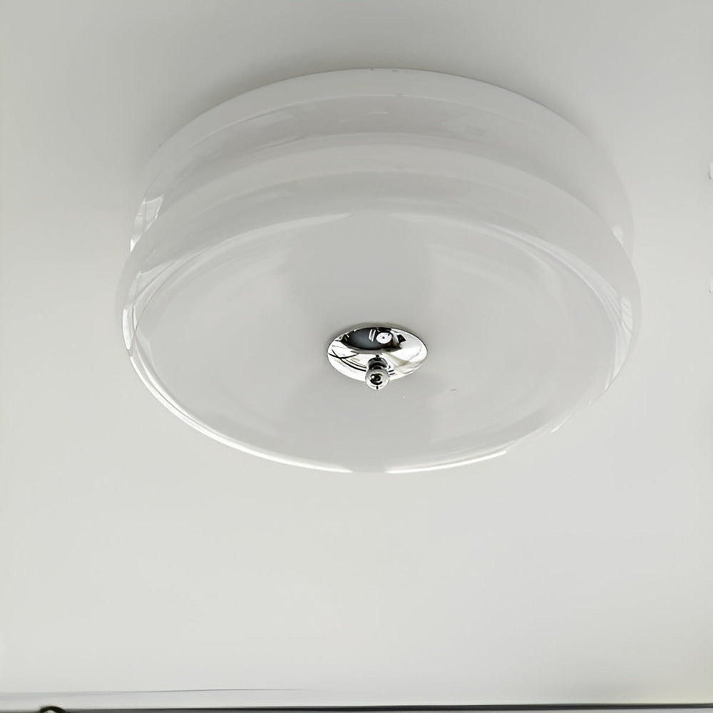 Design Bauhaus pour ce plafonnier LED rond, verre crème, lumière chaude pour la chambre.