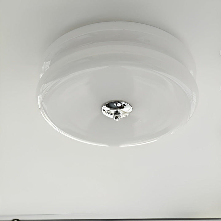 Design Bauhaus pour ce plafonnier LED rond, verre crème, lumière chaude pour la chambre.