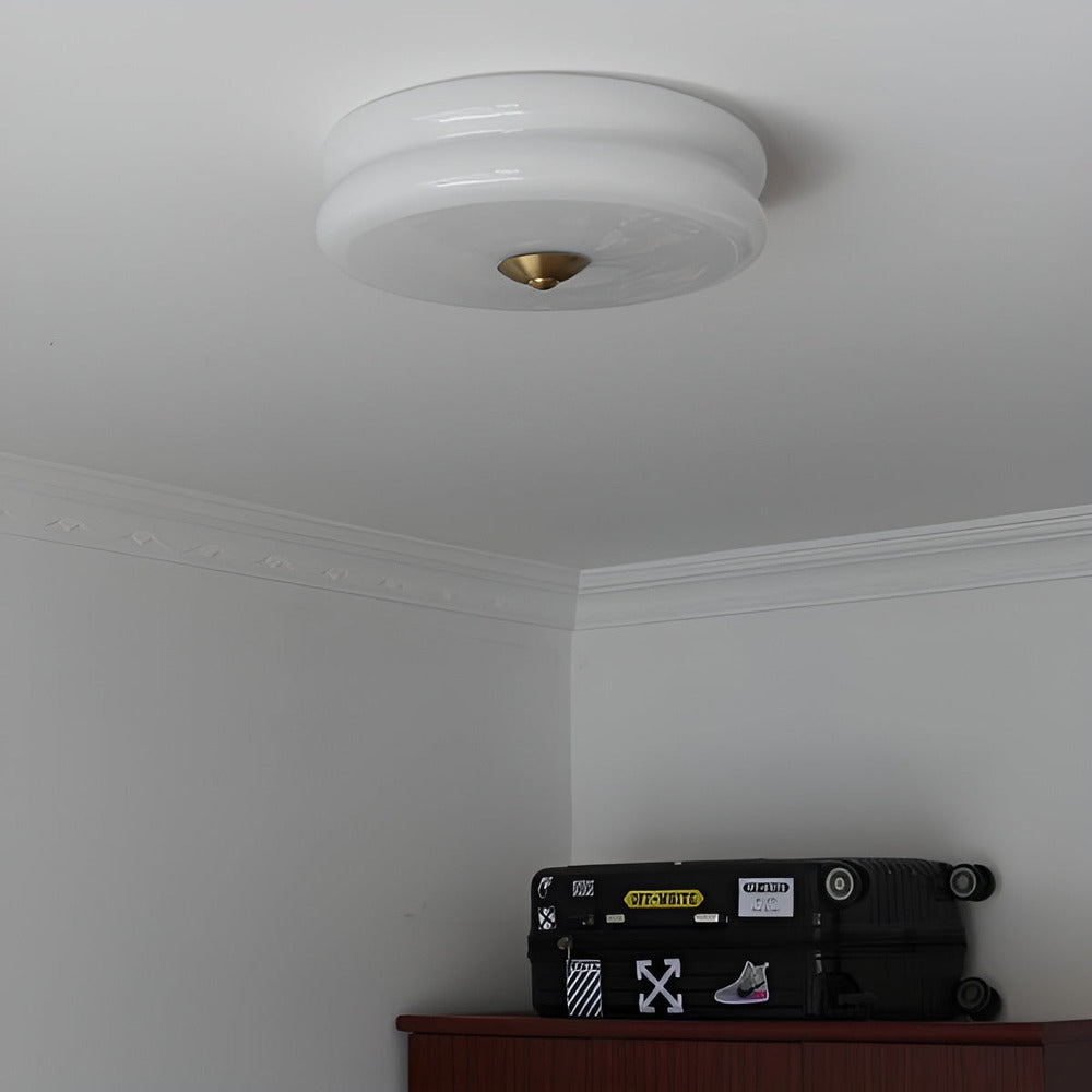 Plafonnier LED rond et élégant, verre crème, lumière chaude, ambiance Bauhaus raffinée.