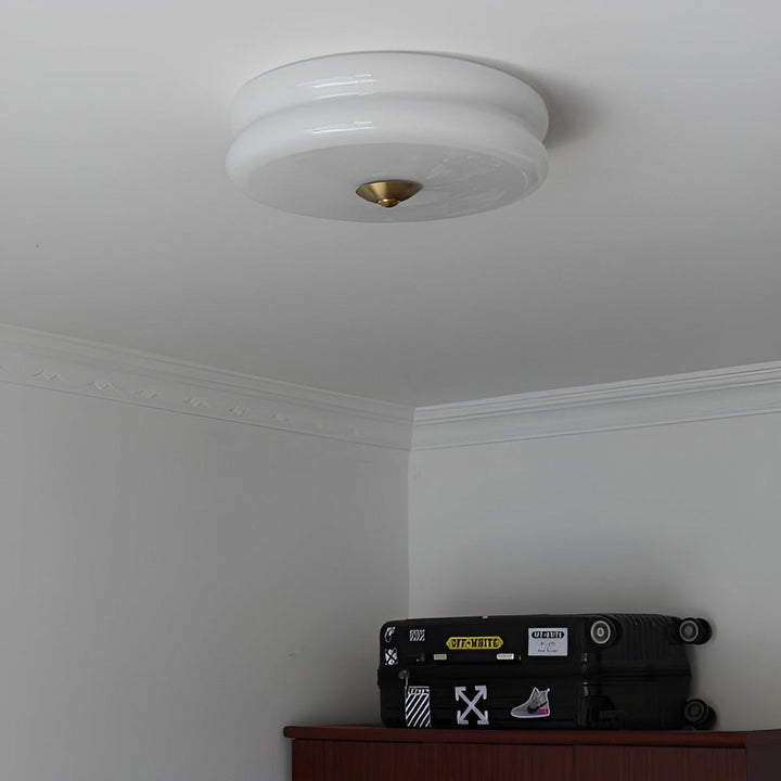 Plafonnier LED rond et élégant, verre crème, lumière chaude, ambiance Bauhaus raffinée.