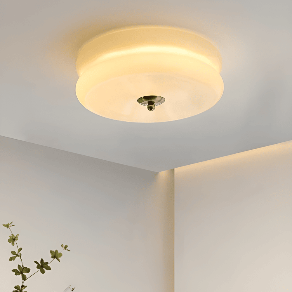 Style Bauhaus pour ce plafonnier LED rond, verre crème, lumière chaude et élégante.