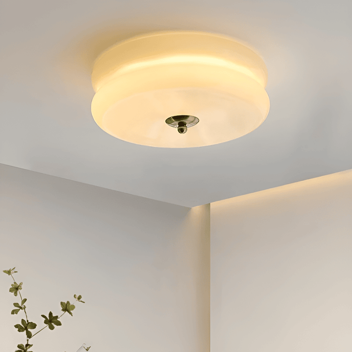 Style Bauhaus pour ce plafonnier LED rond, verre crème, lumière chaude et élégante.