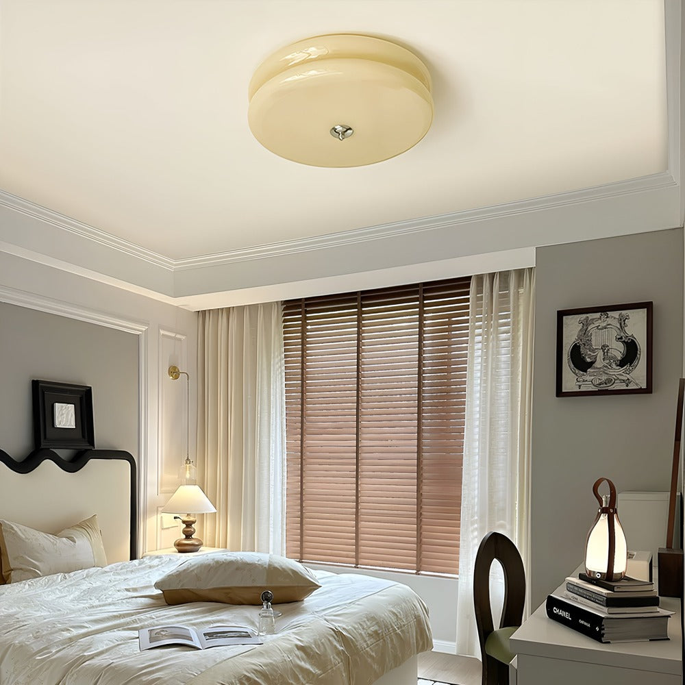 Luminaire de plafond LED crème, design Bauhaus, éclairage doux pour un salon moderne.