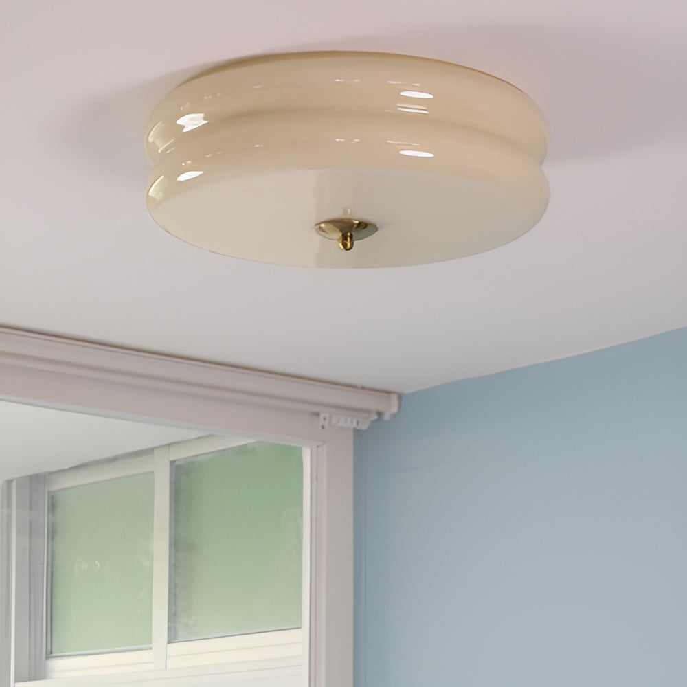 Plafonnier LED rond crème, style Bauhaus élégant pour salon. Lumière chaude et design moderne.