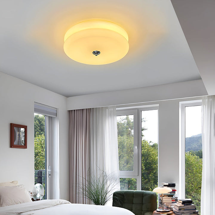 Design élégant plafonnier LED rond, verre crème, lumière chaude, esprit Bauhaus unique.