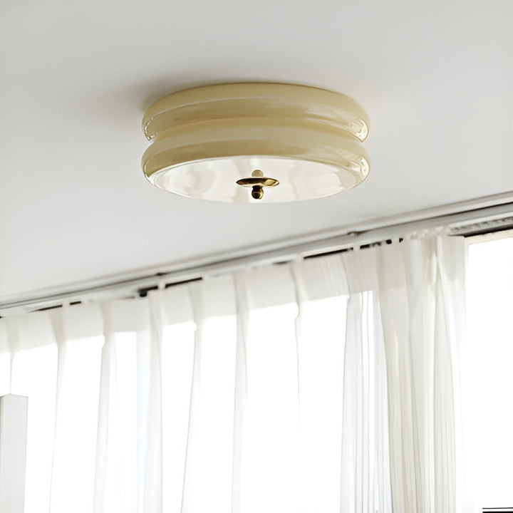 Lumière chaude avec ce plafonnier LED rond crème, style Bauhaus vintage chic et élégant.