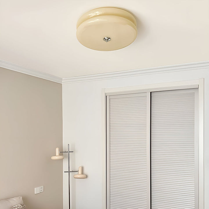 Luminaire LED crème Bauhaus, plafonnier rond élégant, éclairage d'ambiance cosy et moderne.