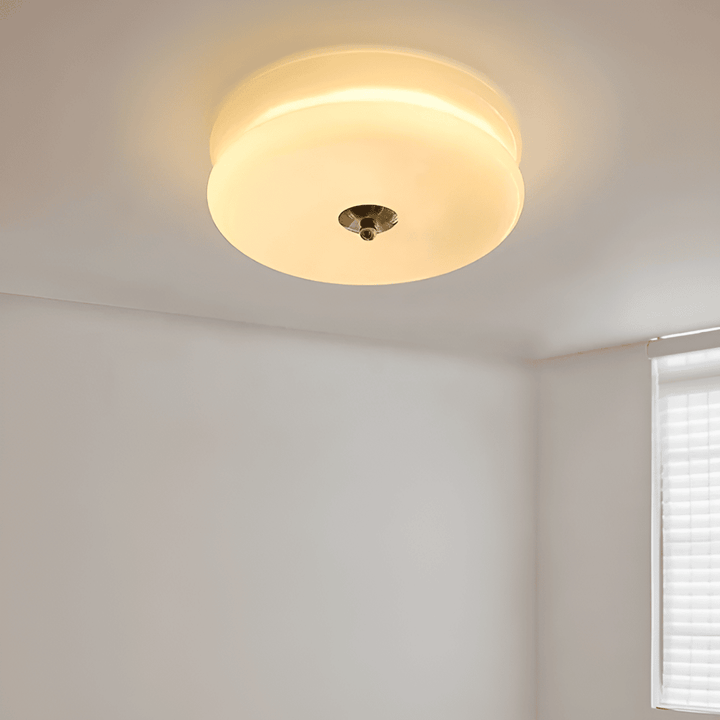 Plafonnier LED moderne rond, verre crème, lumière chaude, touche Bauhaus chic et épurée.