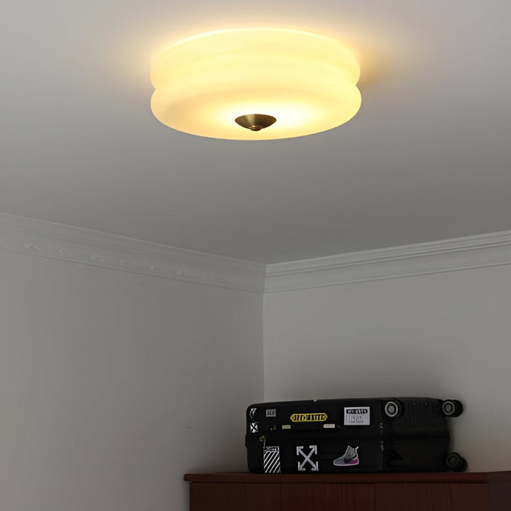 Plafonnier LED rond en verre crème, style Bauhaus, lumière chaude pour salon ou chambre.