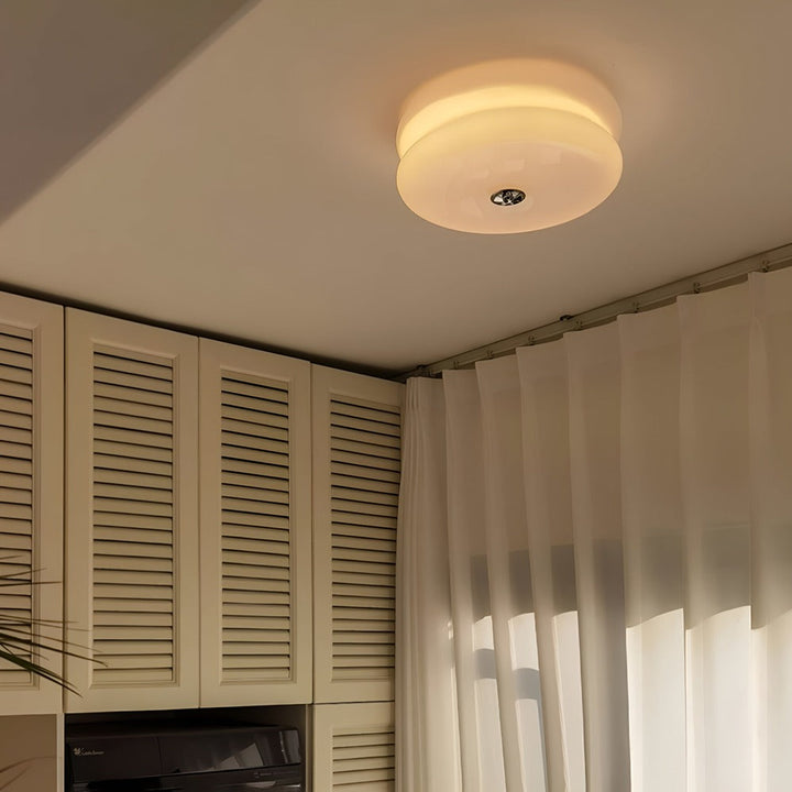 Luminaire LED rond crème, style Bauhaus, lumière chaude pour un éclairage d'ambiance cosy.
