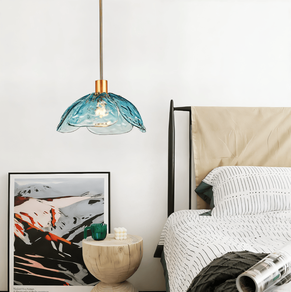 Luminaire suspendu floral coloré, style contemporain, lampe LED décorative pour intérieur.