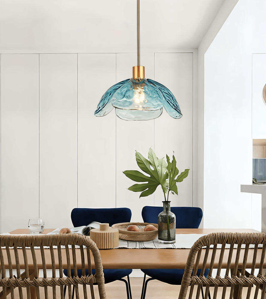 Lampe suspendue florale LED, décoration intérieure unique, lumière douce et accueillante.