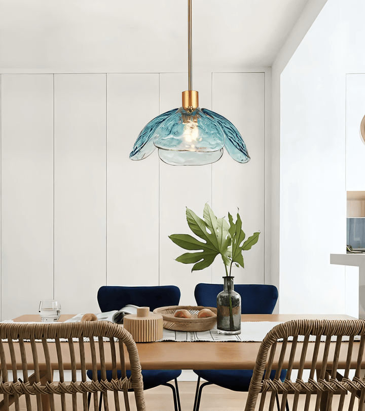 Lampe suspendue florale LED, décoration intérieure unique, lumière douce et accueillante.