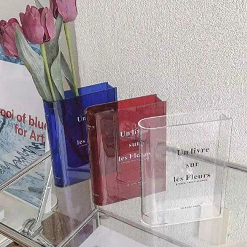 Vase décoratif rouge, forme contemporaine, apporte une touche esthétique à l'intérieur.