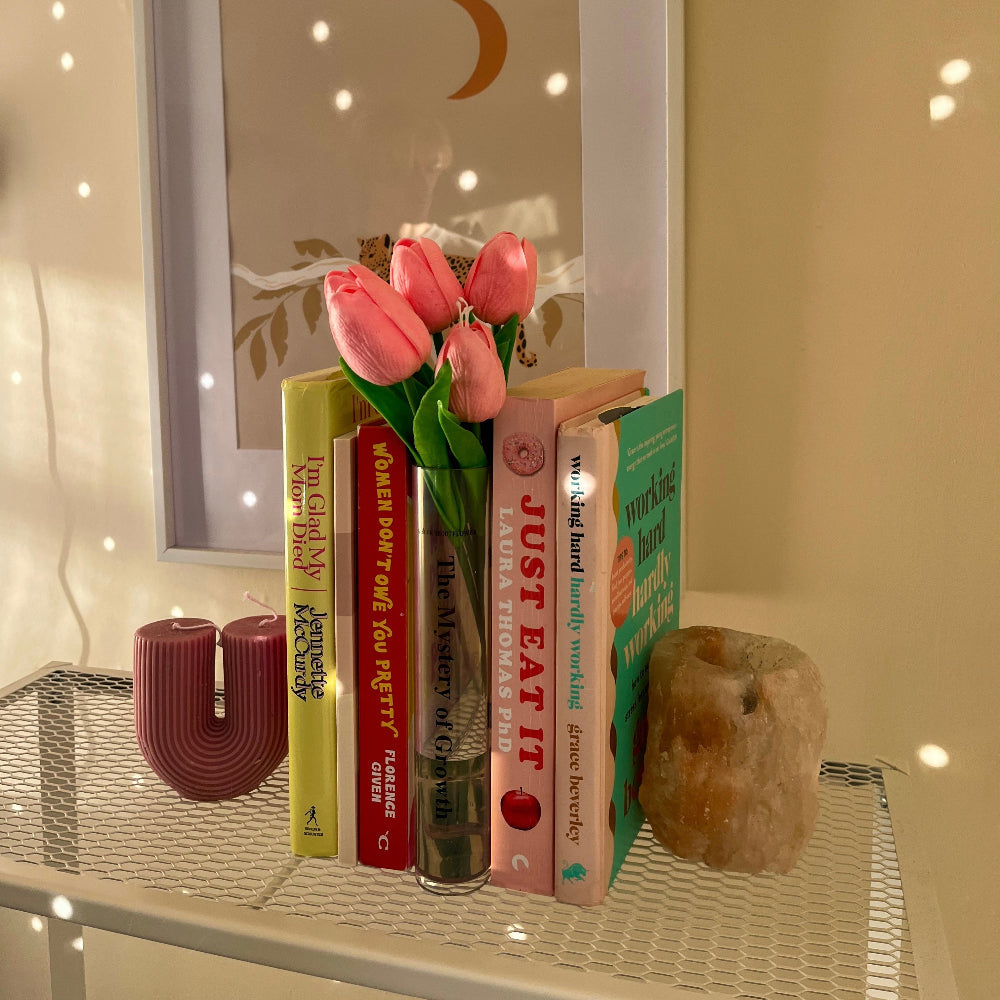 Vase transparent stylé, parfait pour décoration florale de salon moderne.
