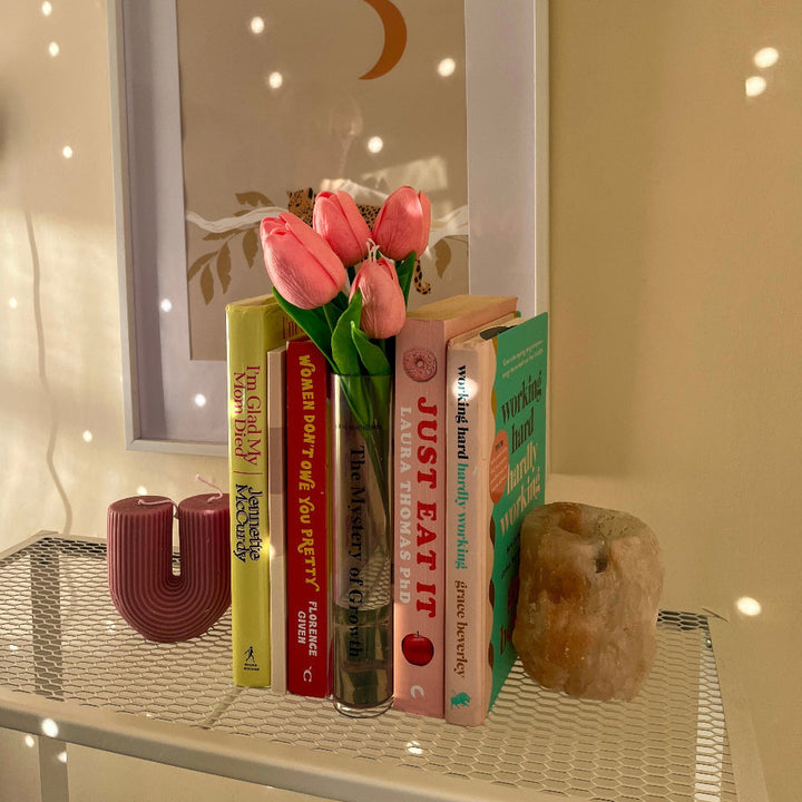 Vase transparent stylé, parfait pour décoration florale de salon moderne.