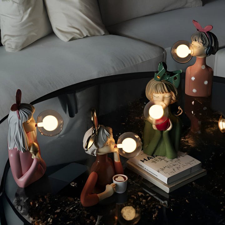 Lampe BubbleFairies allumée, projetant une lumière douce et enchanteresse, idéale pour la lecture.