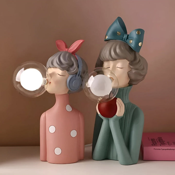 Lampe de table BubbleFairies, vue de près, mettant en valeur son design innovant et sa lumière délicate.
