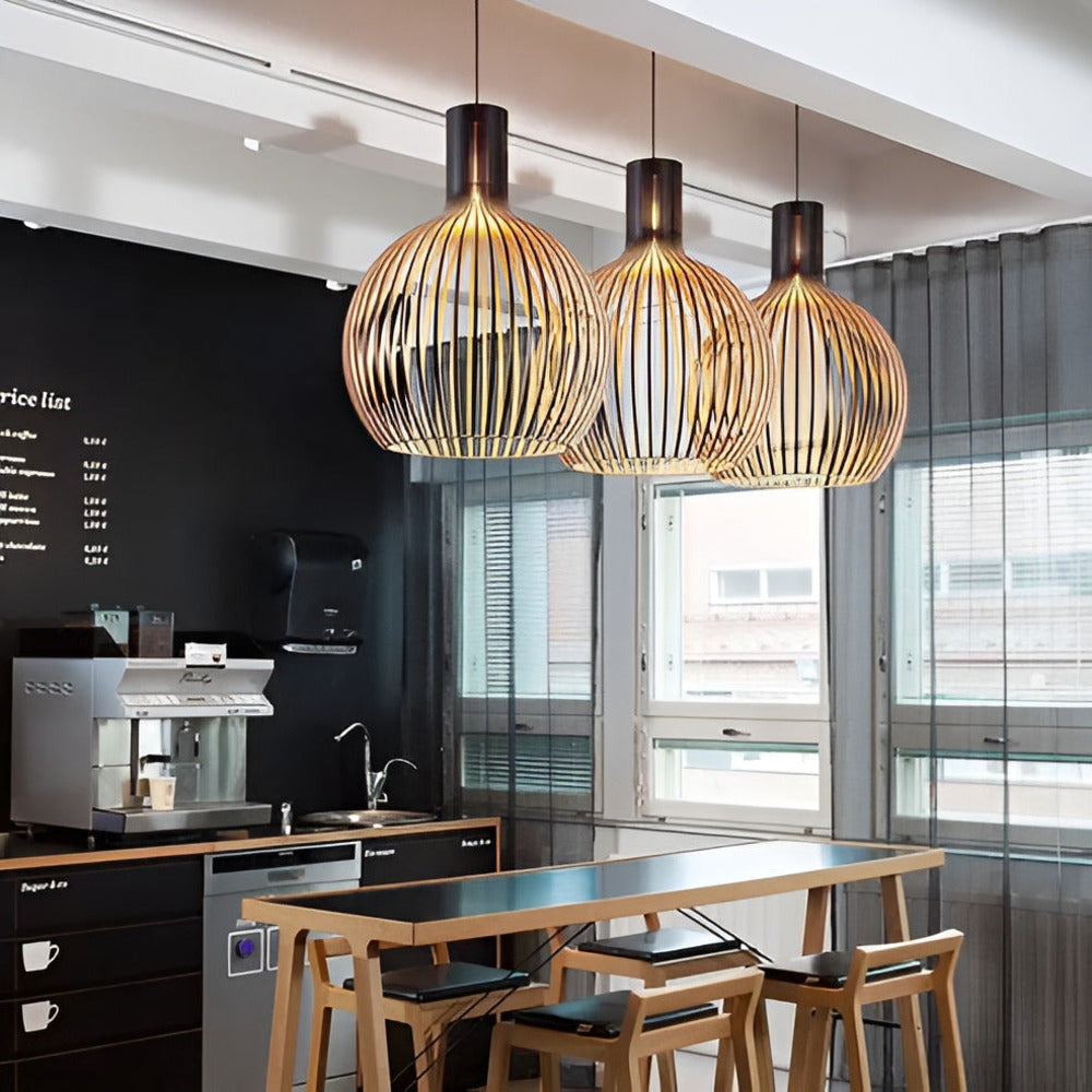 Lampe de plafond en bois brut, esprit rustique chic, parfaite pour décoration de salon moderne.