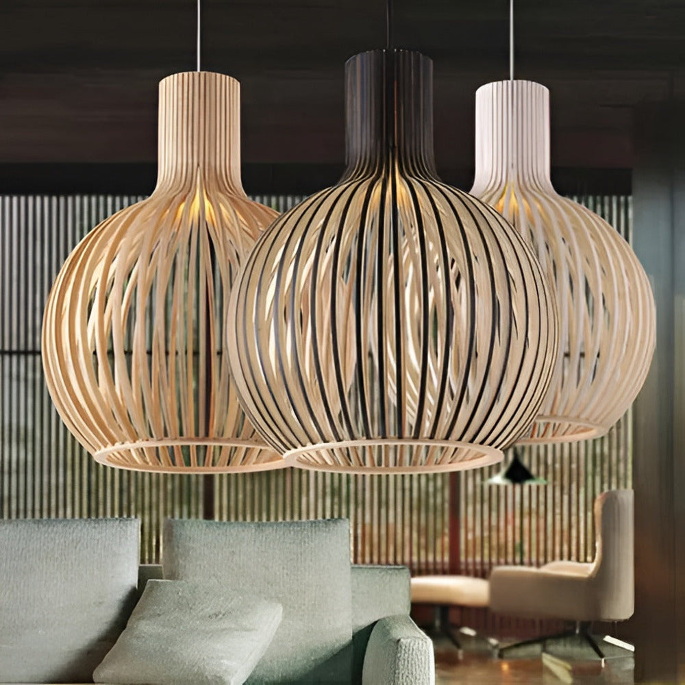 Décoration lumineuse : lampe suspendue en bois, style scandinave-rustique, pour un salon accueillant.