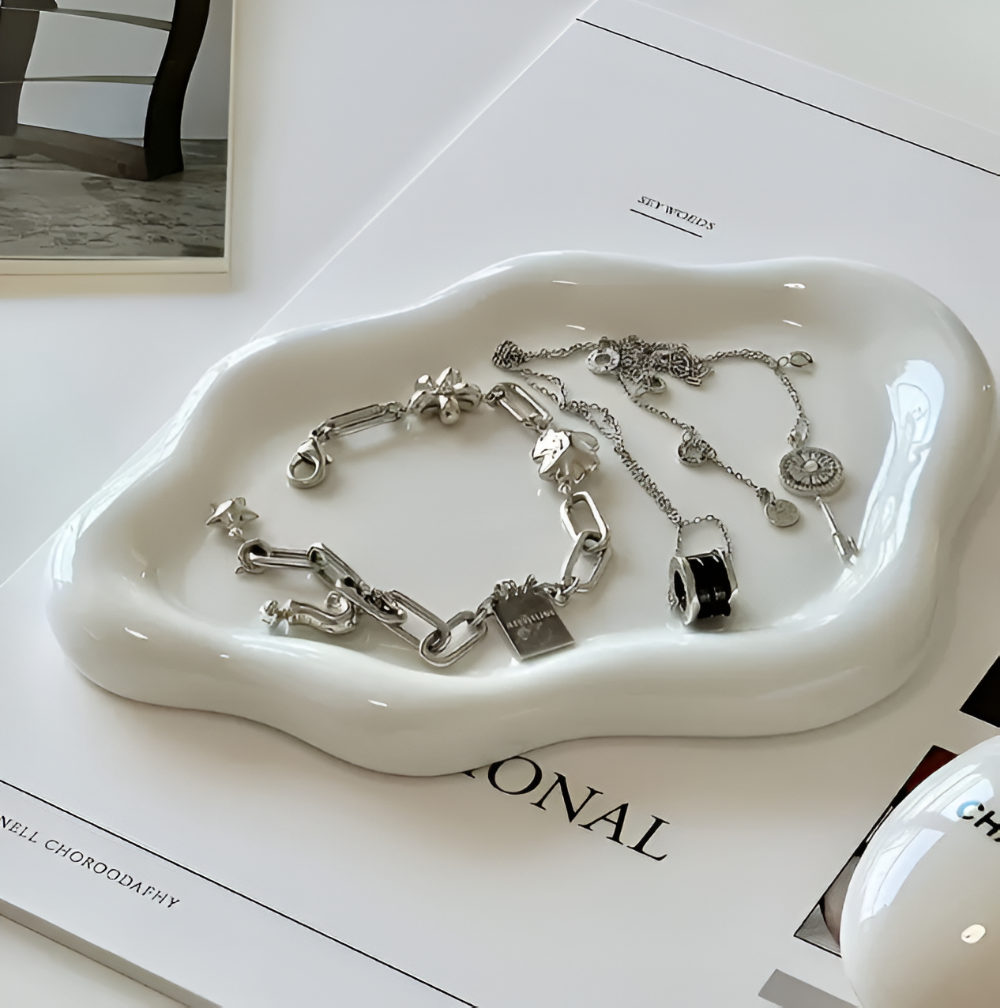 Organisateur de bijoux en céramique blanche en forme de nuage pour commode ou salle de bain.