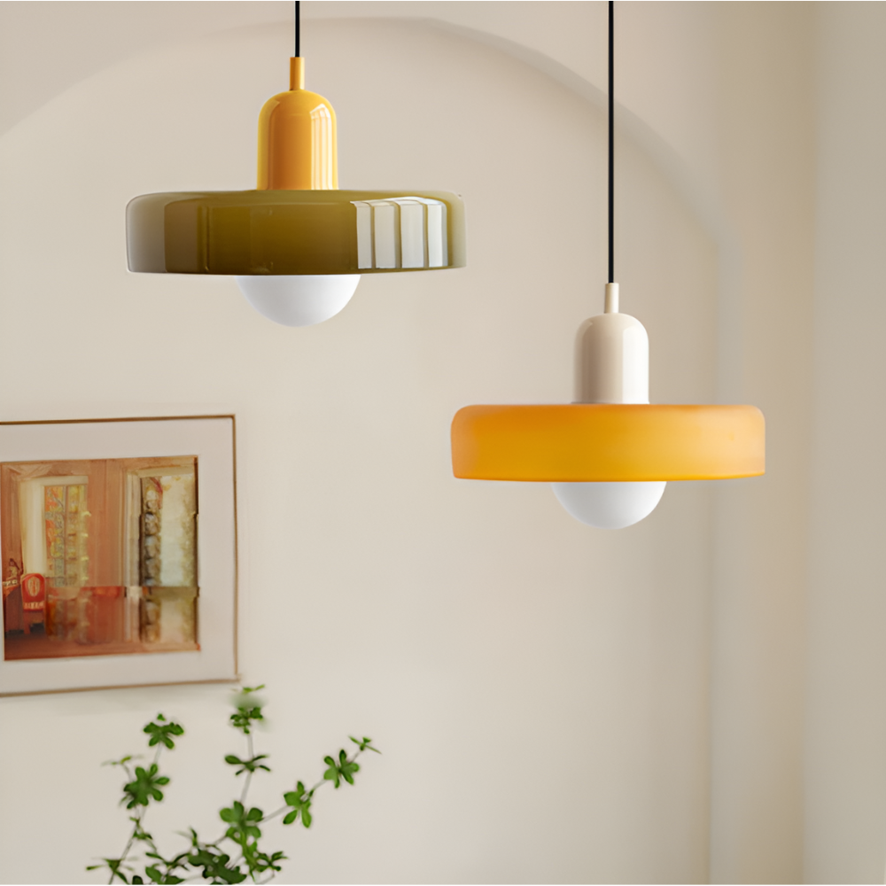 Éclairage intérieur design, lustre suspension verre coloré, ambiance chaleureuse.