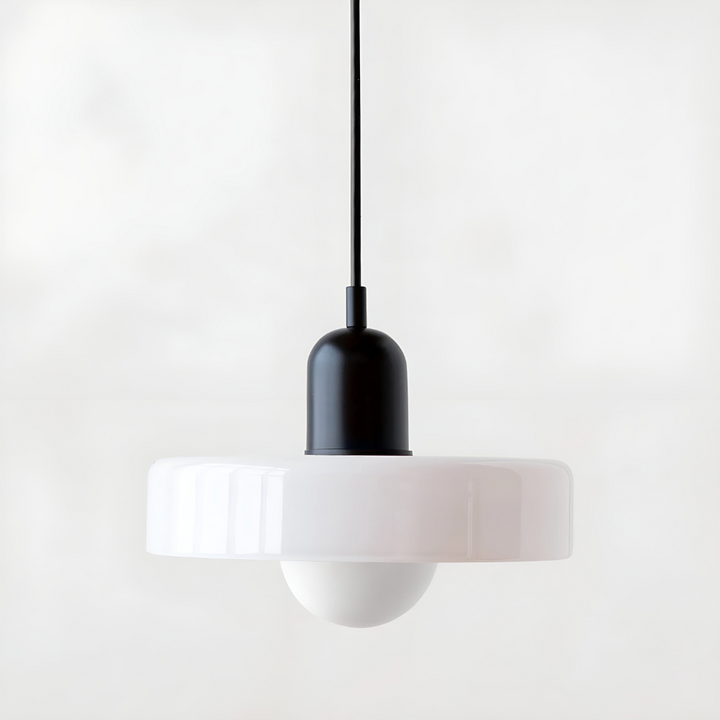 Vue rapprochée des globes en verre d'un lustre suspension, éclairage design.
