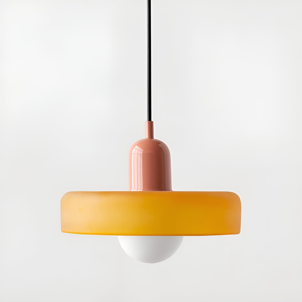 Suspension moderne et élégante en verre, idéale pour un éclairage de salle à manger.