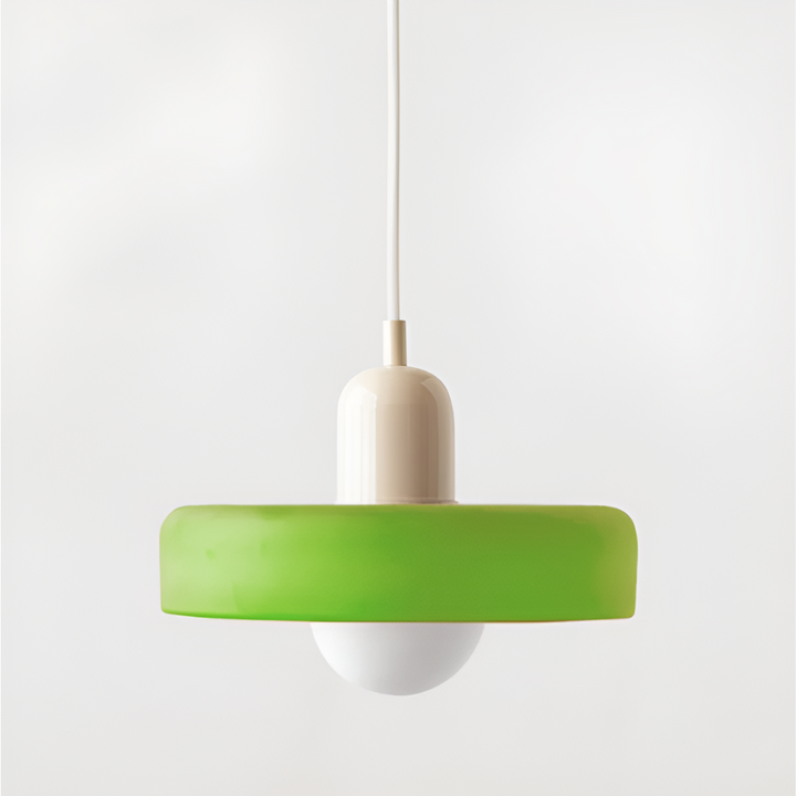 Suspension verre design scandinave, éclairage doux pour une chambre confortable.