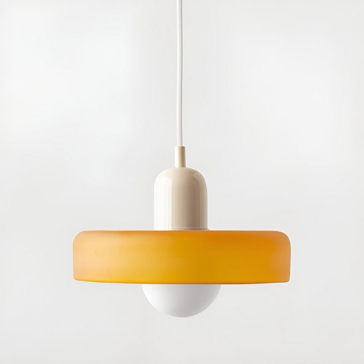 Lustre ajustable, abat-jour en verre coloré, pour un intérieur scandinave chic.