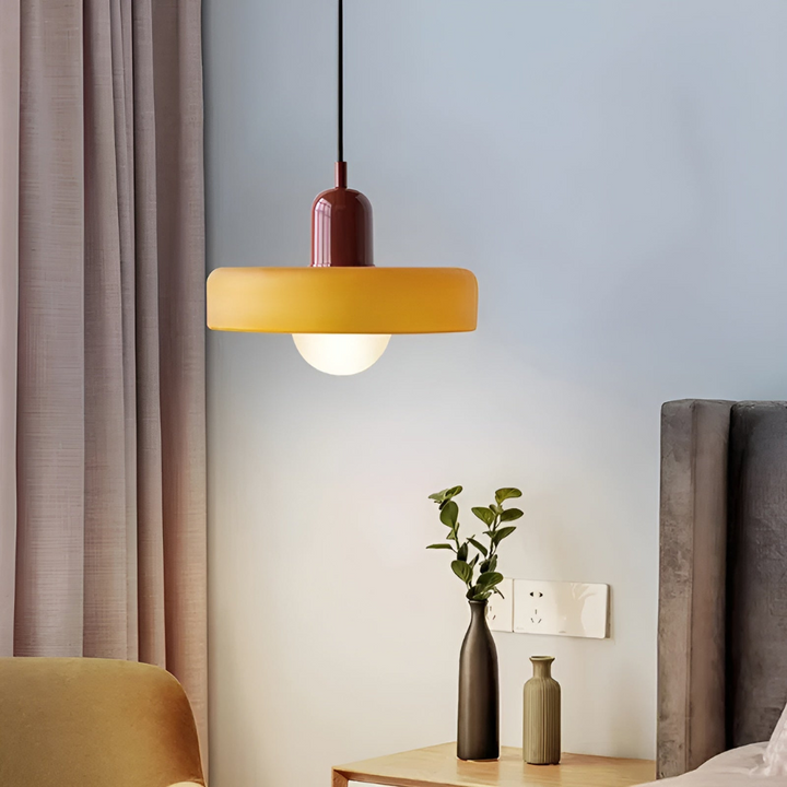 Élégant lustre ajustable en verre, éclairage design pour décoration de maison moderne.