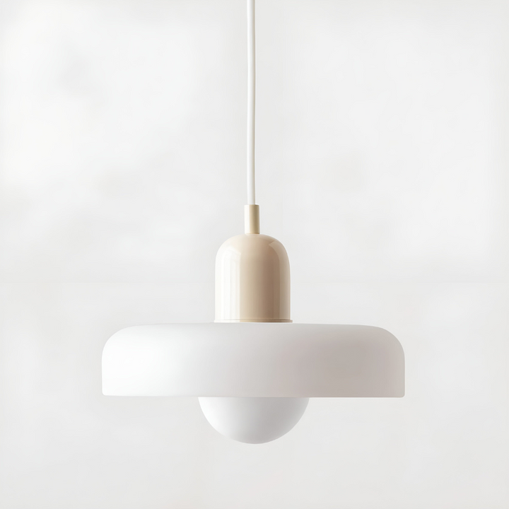 Lustre design moderne, verre poli, suspension ajustable pour un intérieur lumineux.