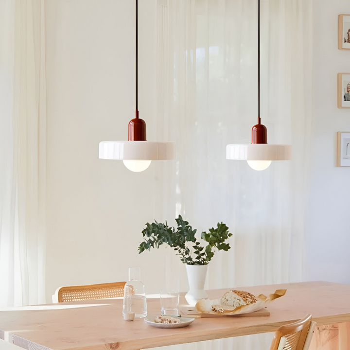 Luminaire design scandinave, suspension verre couleur, idéal salon ou chambre.