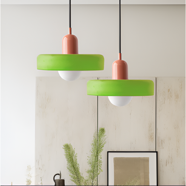 Détail du verre coloré d'un lustre suspension design, éclairage moderne.