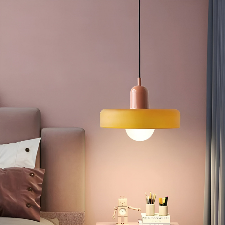 Magnifique lustre moderne en verre, design scandinave, parfait pour un intérieur chic.